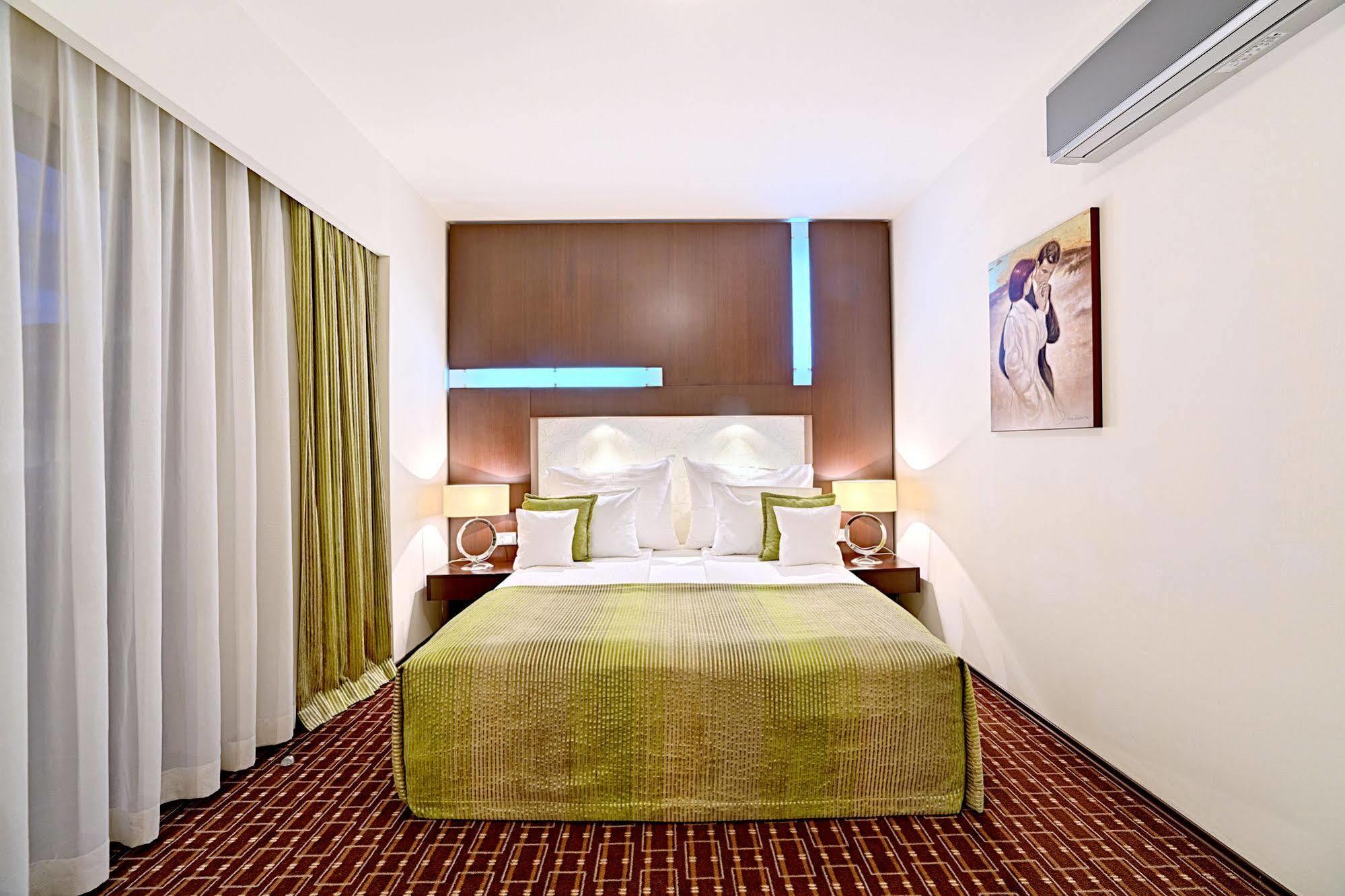 Hotel Cubix